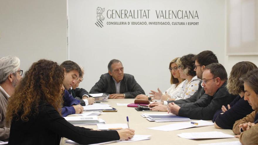 La reunión sobre el plan &quot;Edificant&quot; que la alcaldesa y los concejales de Petrer han mantenido con los responsables de la Conselleria