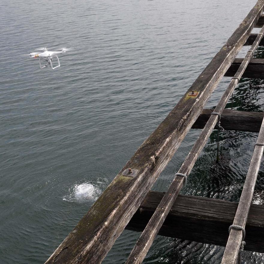 Un dron submarino y otro aéreo, en una batea arousana.