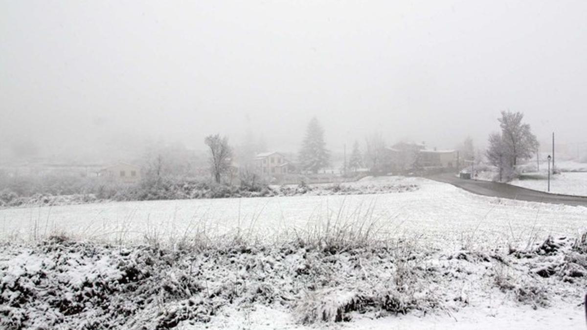 Vista de la localidad de Collsupina (Osona), cubierta por una capa de nieve, este jueves.