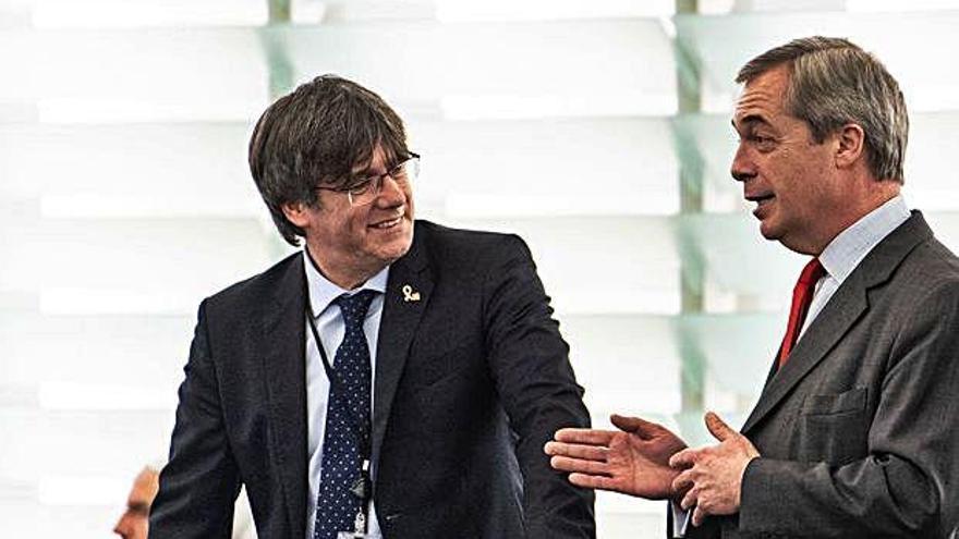 Puigdemont conversa amb Nigel Farage, el promotor del Brexit, dilluns, a Estrasburg.