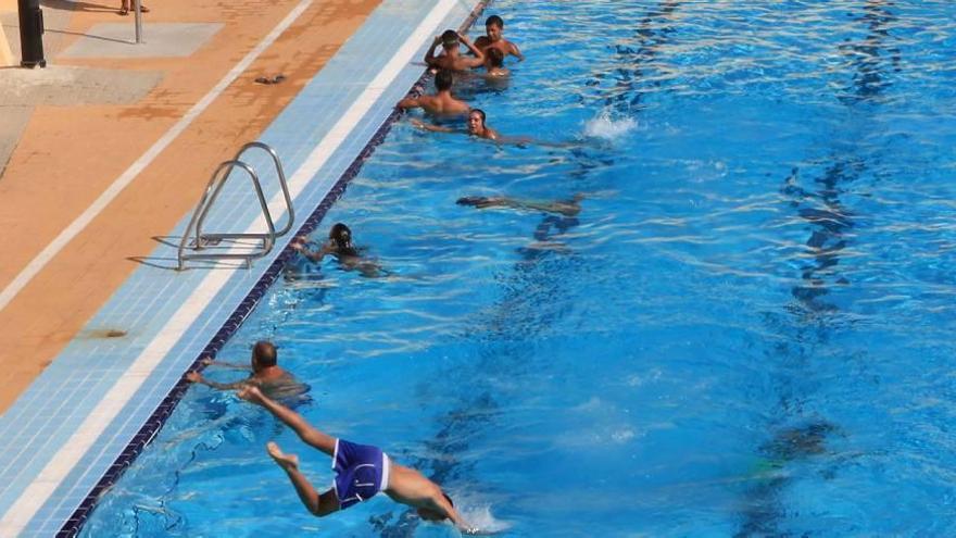 Un chico se tira de cabeza para refrescarse en la piscina del Murcia Parque en la tarde de ayer.