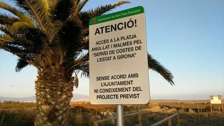 El rètol informatiu a la platja