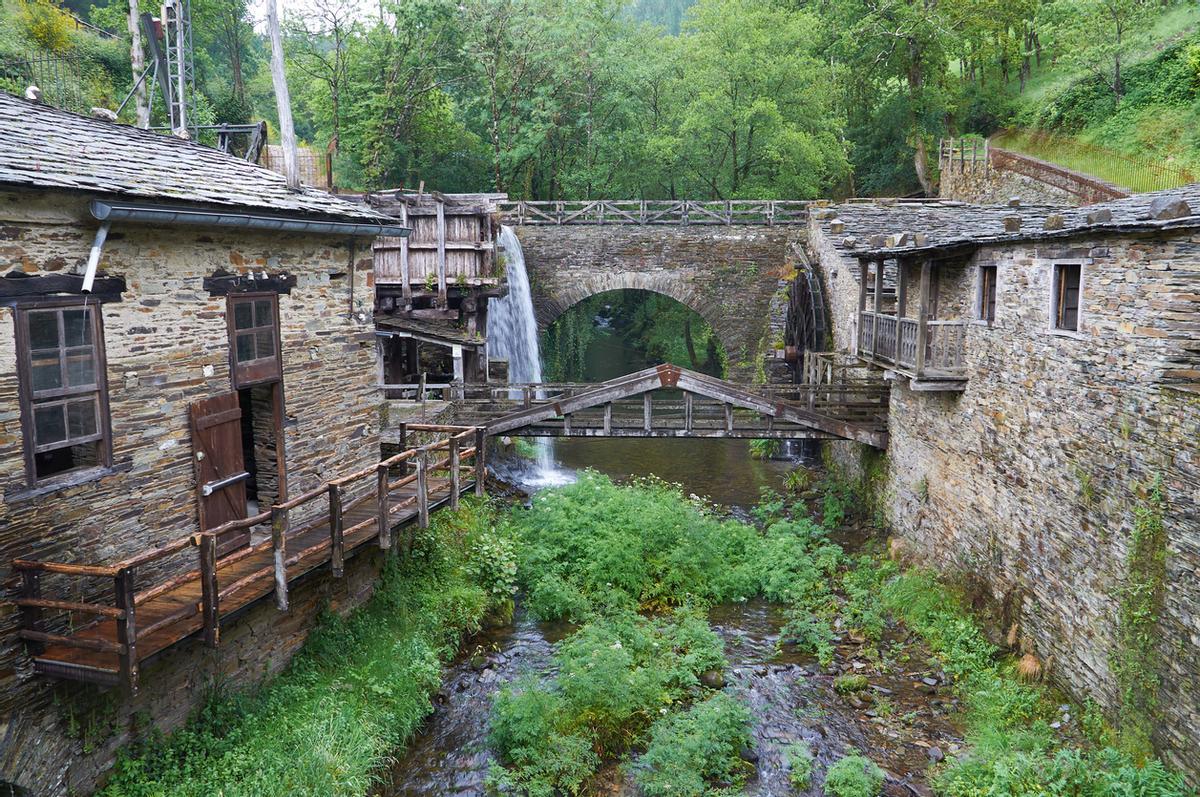 El agua fluye por el molino de Mazonovo Escena del museo