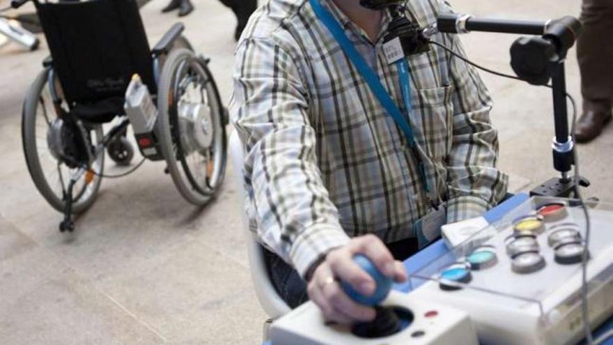 Novedades tecnológicas para discapacitados presentadas ayer en Santiago. / óscar corral