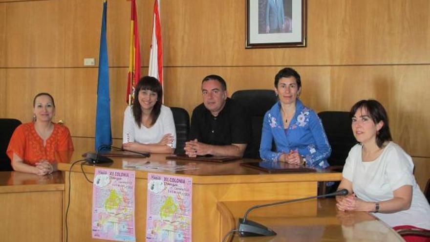 Los organizadores, ayer, en la presentación de la colonia, en Candás.