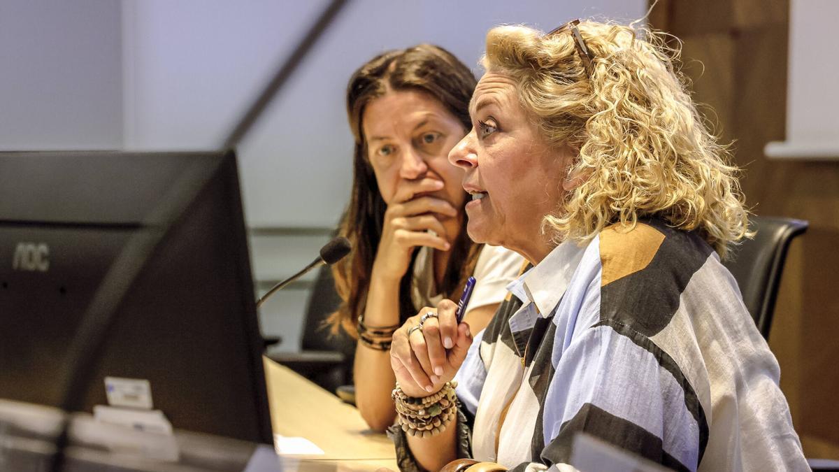 María del Mar Esquembre, profesora de Derecho Constitucional, durante el acto inaugural de la UNIEVIG.