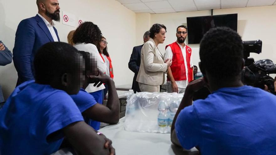 La ministra Magdalena Valerio, durante su visita al nuevo centro de acogida de personas inmigrantes de la Cruz Roja.