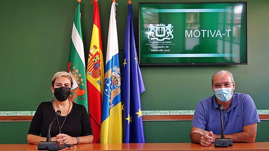 La alcaldesa Ana Hernández y el edil Domingo González, durante la presentación. | | LP