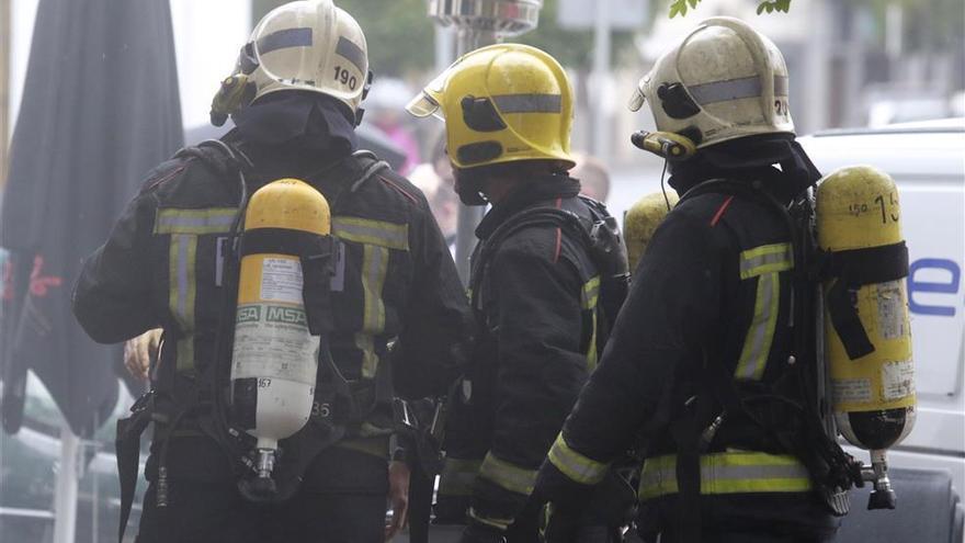 Los bomberos acuden a un escape de gas en una escuela infantil de la calle Motril