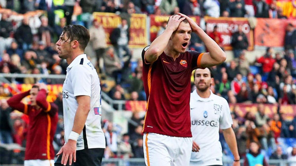 Dzeko se lamenta de una ocasión fallada