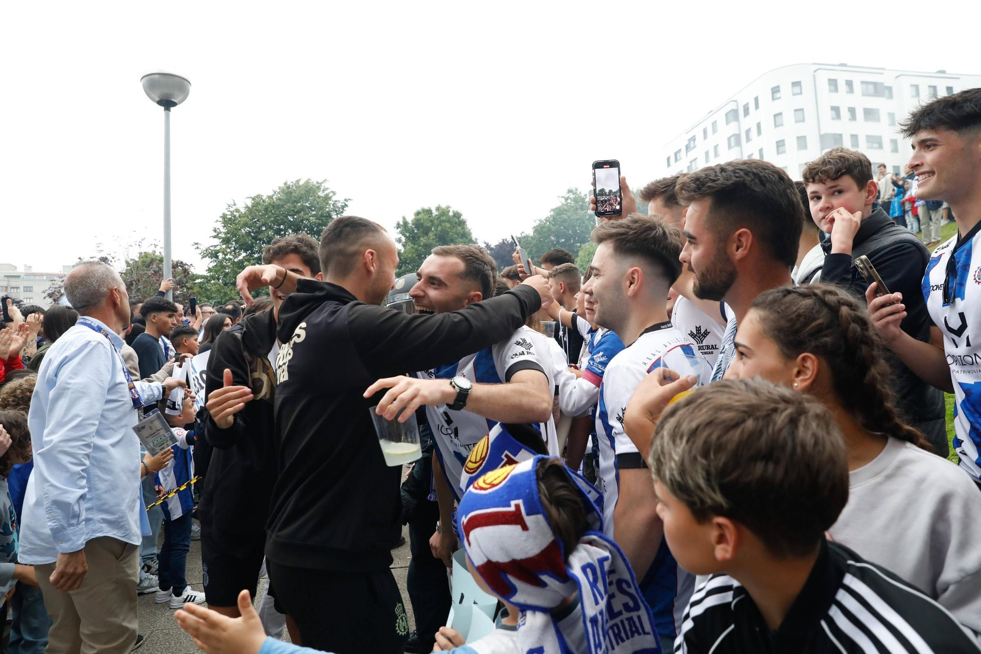 EN IMÁGENES: La afición del Avilés calienta motores antes del partido del posible ascenso