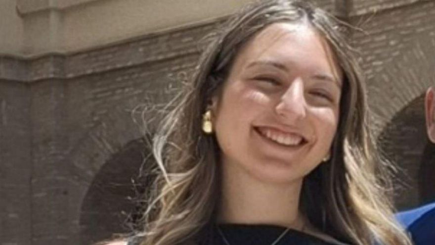 Irene Quílez, con su diploma. | SERVICIO ESPECIAL