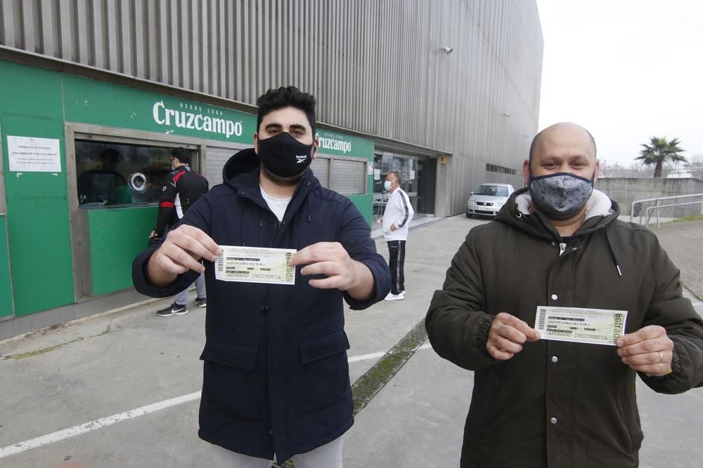 Los aficionados del Córdoba CF comienza a recoger las entradas del partido del domingo.