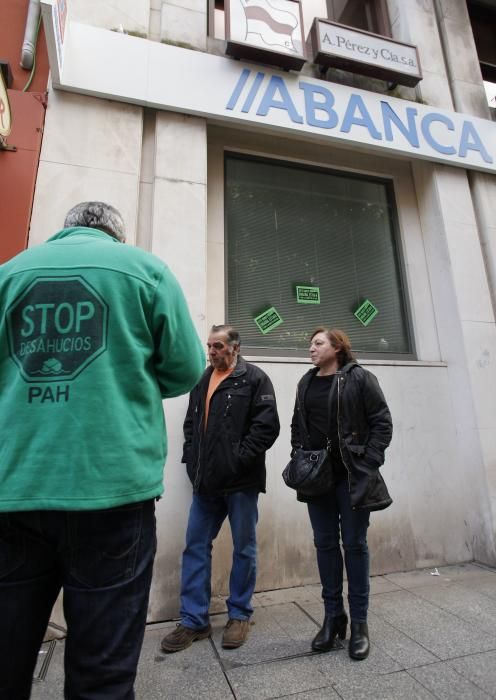 Protesta de la PAH para evitar otro desahucio en Gijón.