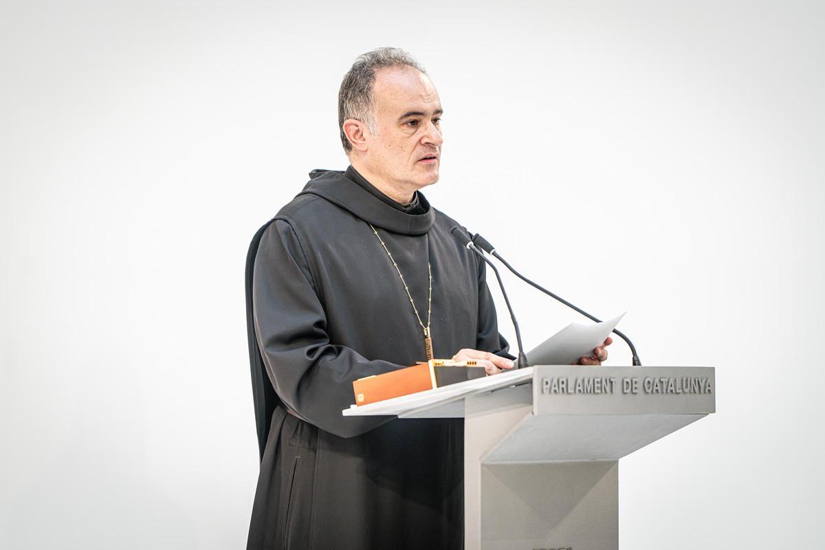 El Padre Manel Gasch Hurios, representando al monasterio de Montserrat, durante su intervención tras recoger la medalla de honor del Parlament