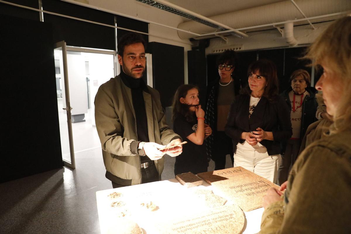 Manuel Persa explica a la concejala de Cultura y Festejos, Yolanda Alonso, y a los asistentes una de las piezas de la exposición.