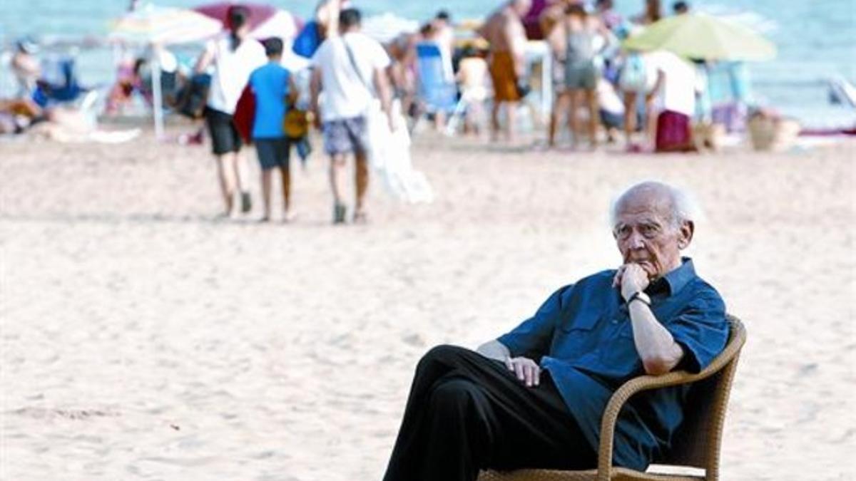 Desazón  El sociólogo Zygmunt Bauman, en la playa de Benicàssim (Castellón), donde participa en el foro social del festival Sunsplash, ayer.