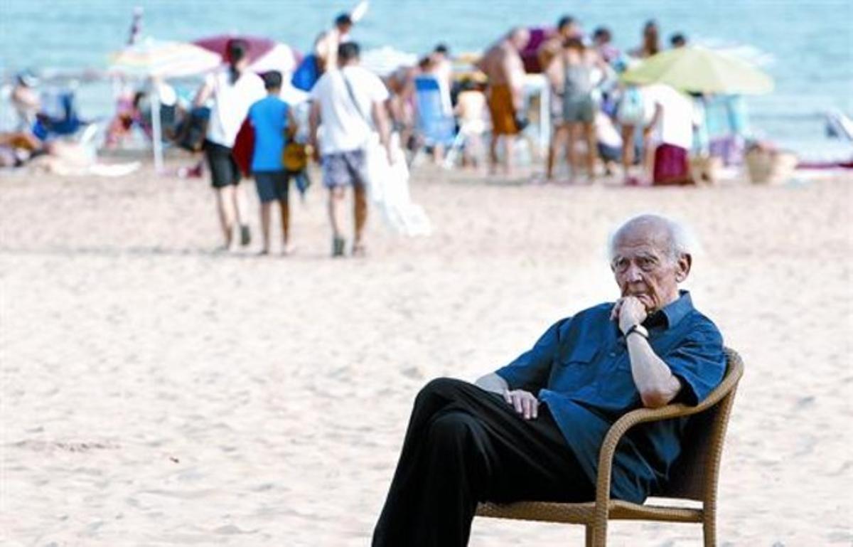 DesficiEl sociòleg Zygmunt Bauman, a la platja de Benicàssim (Castelló), on participa en el fòrum social del festival Sunsplash, ahir.