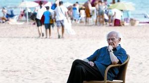 DesficiEl sociòleg Zygmunt Bauman, a la platja de Benicàssim (Castelló), on participa en el fòrum social del festival Sunsplash, ahir.