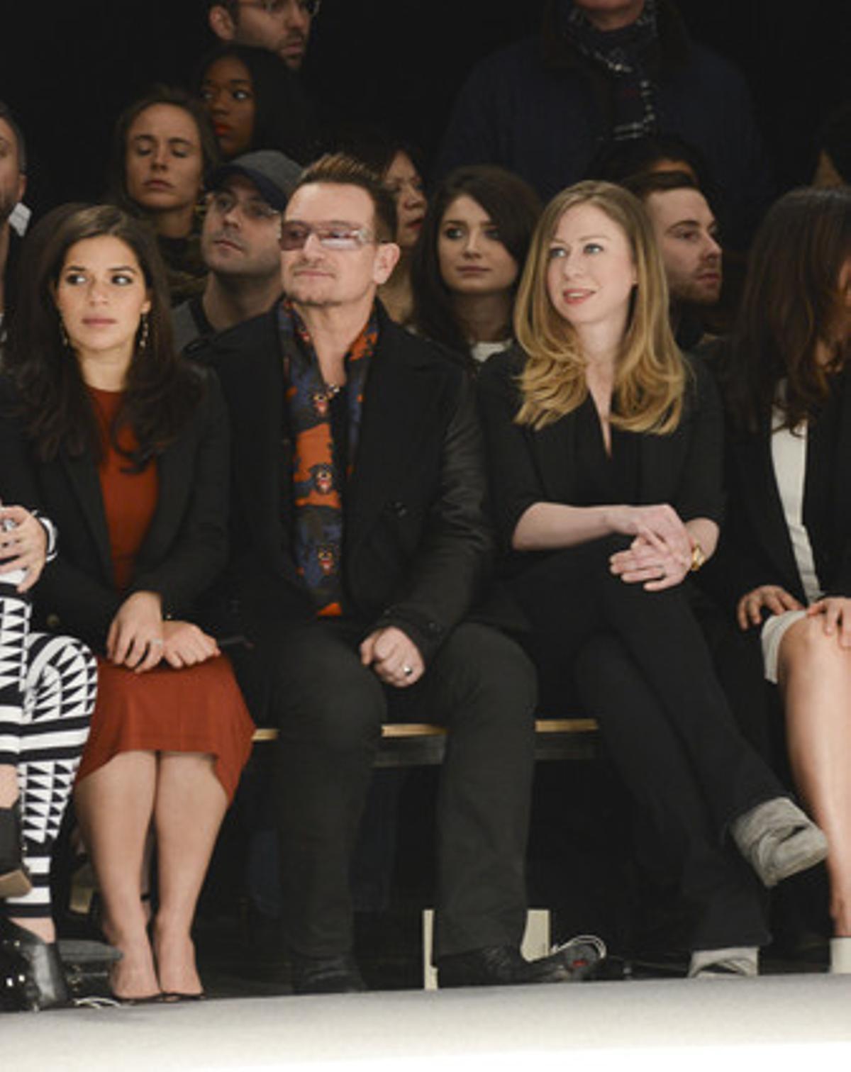 Bono, d’U2, amb Chelsea Clinton a primera fila en una de les desfilades de Nova York.