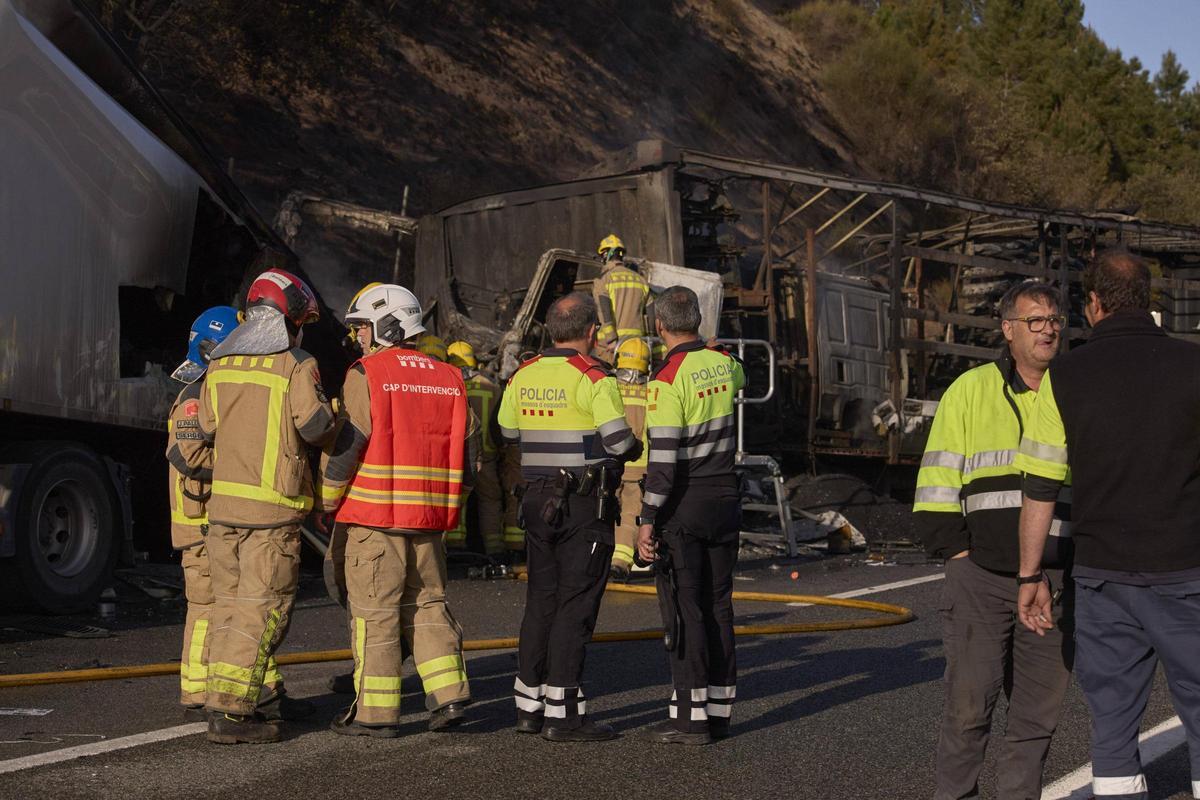Imatges de l'accident entre dos camions a l'Eix Transversal, a l'alçada de Santa Coloma de Farners Imatges de l'accident entre dos camions a l'Eix Transversal, a l'alçada de Santa Coloma de Farners