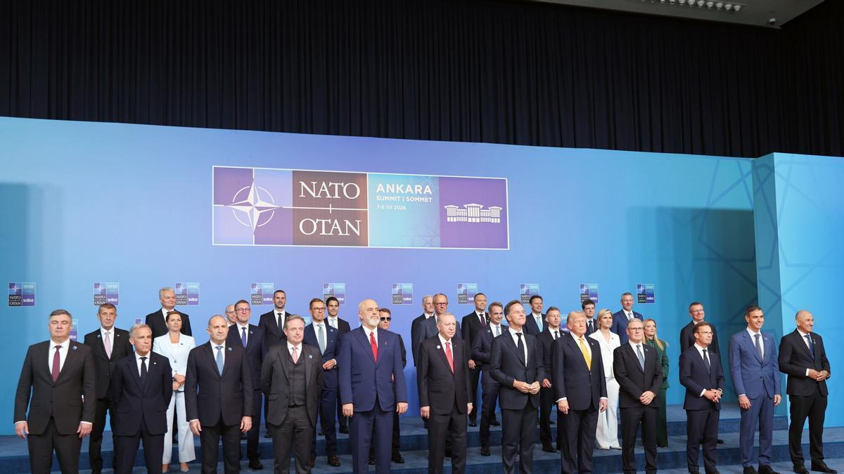 Foto de familia durante la Cumbre de la OTAN 2026 en Ankara, Turquía, el 8 de julio de 2026. EFE/EPA/GEORGI LICOVSKI