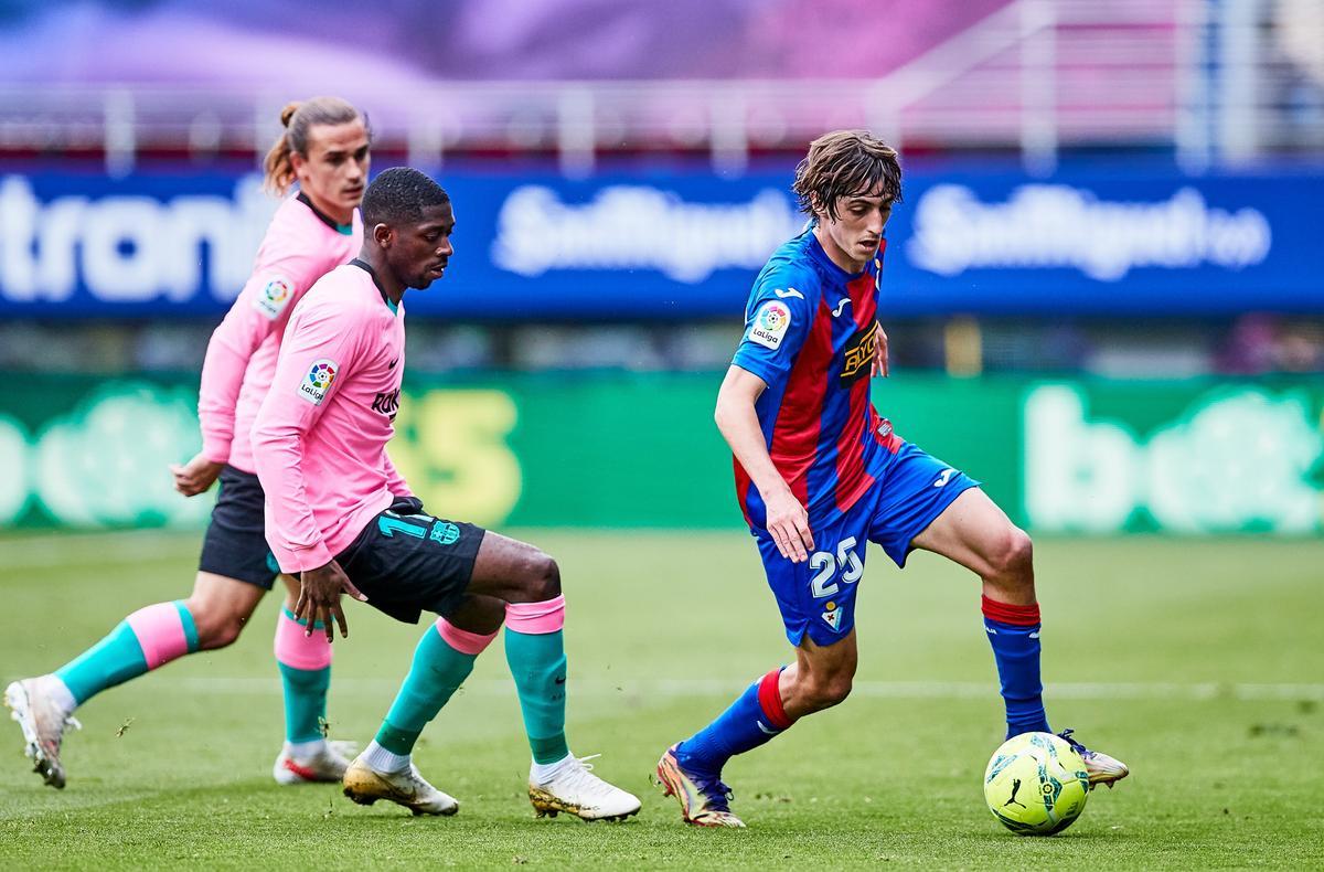 Dembélé y Griezmann vigilan a Bryan Gil en el Eibar-Barça.