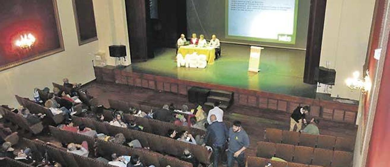 La asamblea de Més votó ayer dividida en Porreres: 96 a 45 votos para cada fórmula.