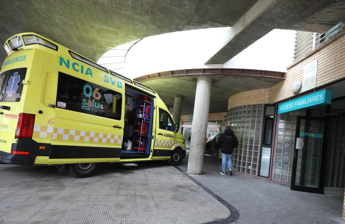 Entrada a las urgencias del hospital Clínico, en Zaragoza.