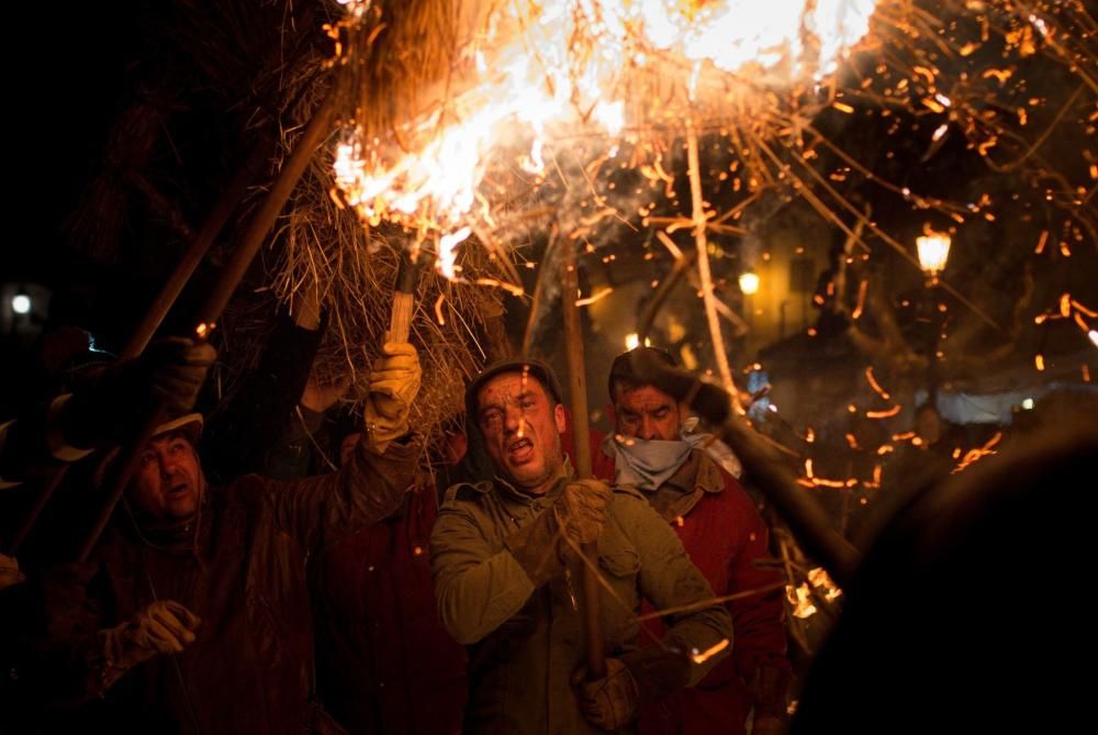 Chorizo, vino y fiesta al calor de los "fachós". // Brais Lorenzo