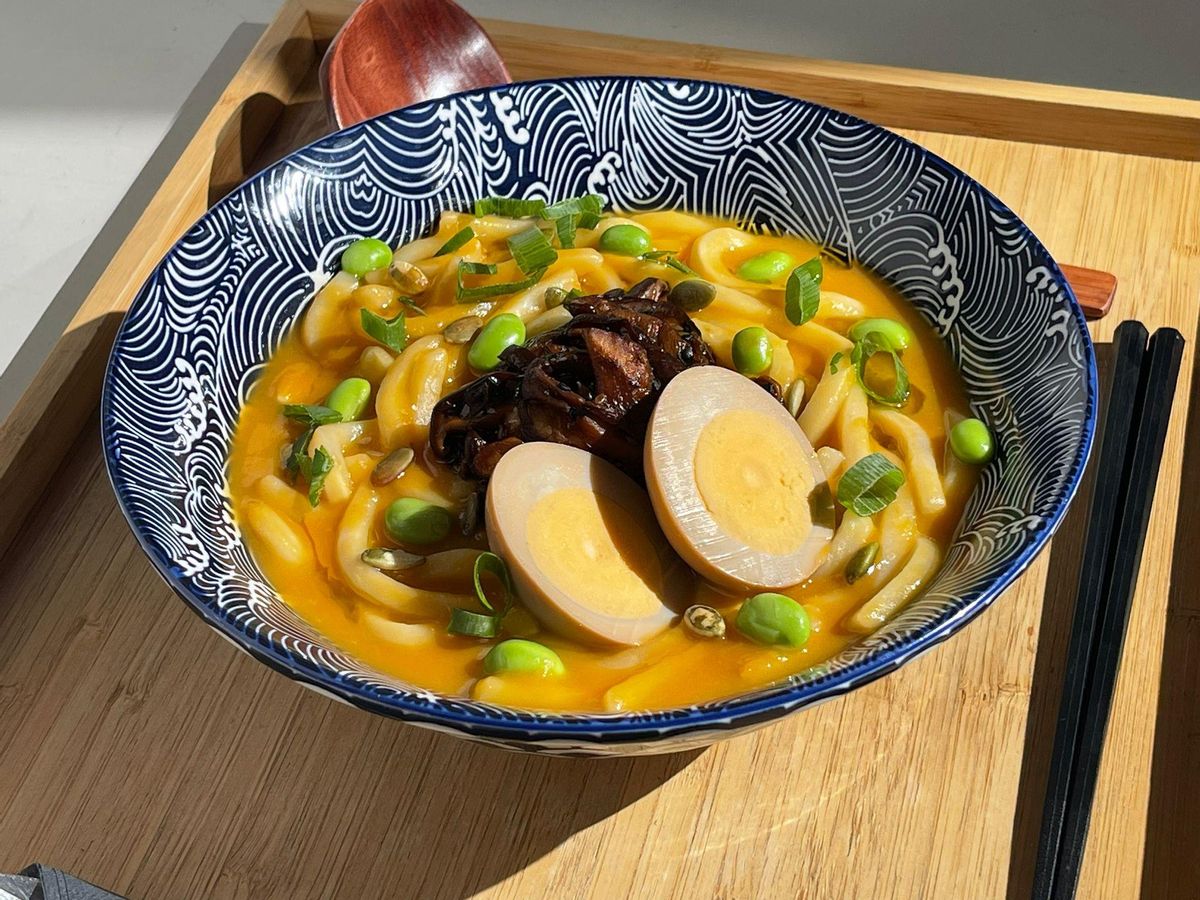 Ramen de calabaza y boniato asados con miso, setas shiitake caramelizadas en soja y huevo marinado de Kasa Hanaka.