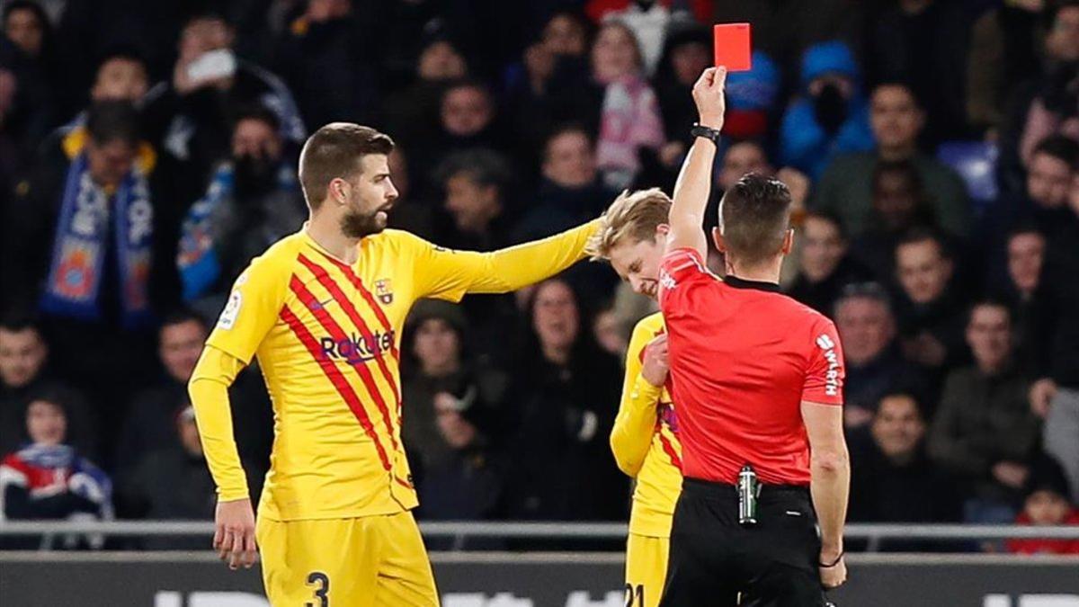 Piqué consuela a De Jong, que vio su primera tarjeta roja