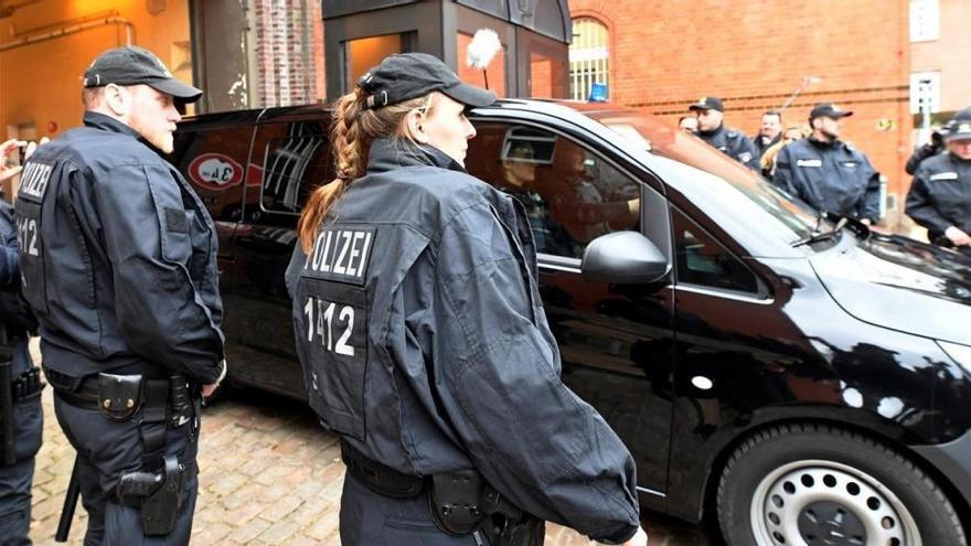 Alemania deja en prisión preventiva a Puigdemont