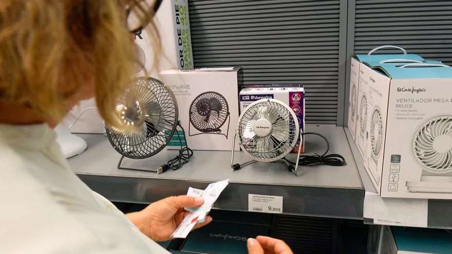 Ventiladores agotados y alza del aire acondicionado: la ola de calor en Canarias impulsa la ‘industria del frío’