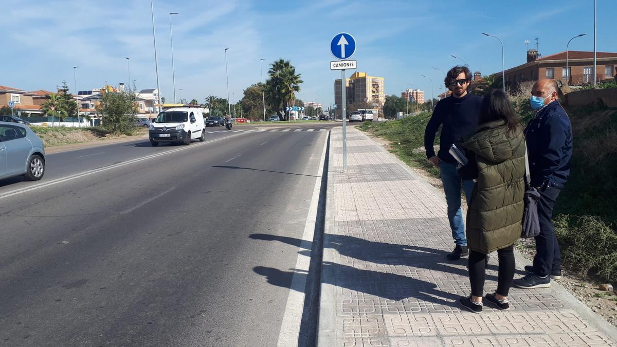 Urueña, junto a un técnico municipal y otra de Apamex, en Saavedra Martínez.