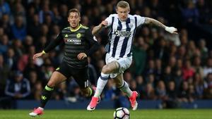 McClean (derecha) ante Hazard durante sus días en la Premier League