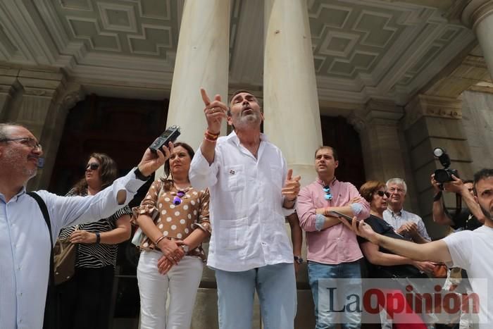 Cientos de personas protestan frente al Ayuntamiento de Cartagena por el pacto entre PP, PSOE y Cs