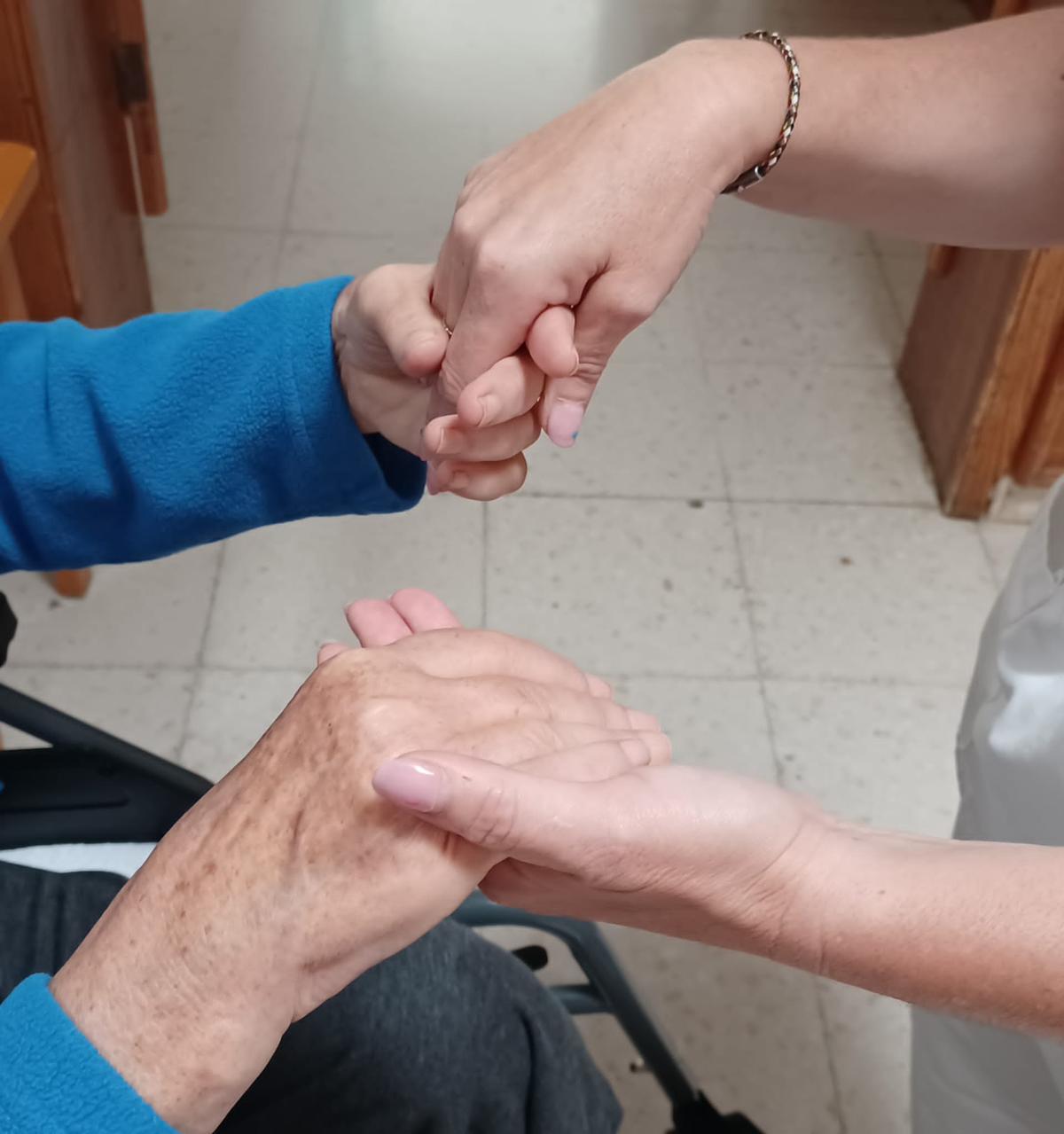 Un paciente con su cuidadora.