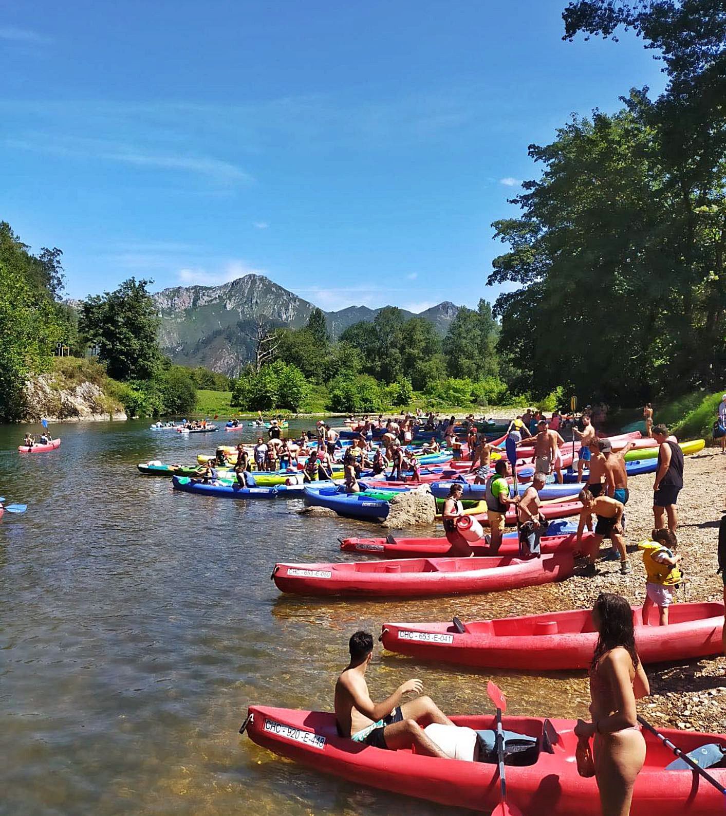 La orilla del Sella, llena ayer de piragüistas dispuestos a disfrutar de la experiencia de bajar el río. | J. M. Carbajal