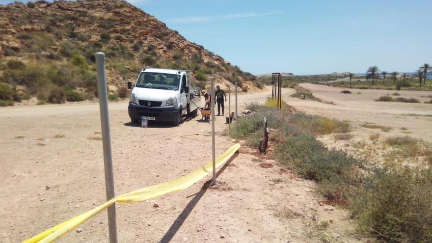 El vallado de los terrenos junto a la playa de Percheles ya se ha iniciado.