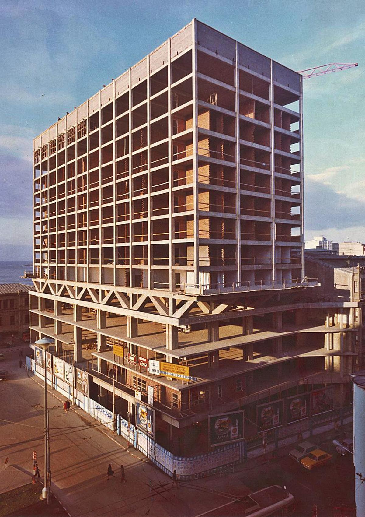 Construcción del edificio Ocaso, en la plaza de Pontevedra. | // CEDIDA