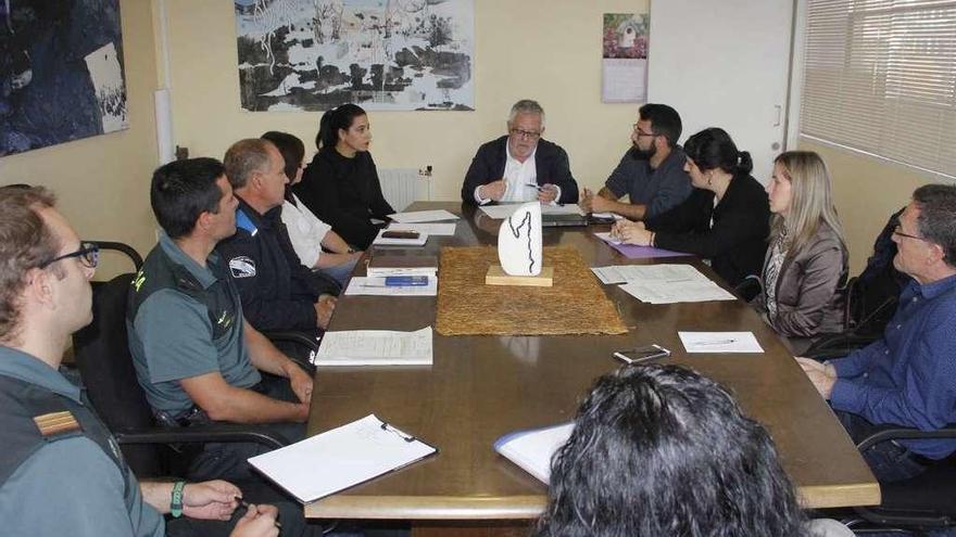 El alcalde, Xosé Manuel Pazos, presidió ayer la &quot;Mesa da Violencia&quot; en el Concello de Cangas. // Santos Álvarez