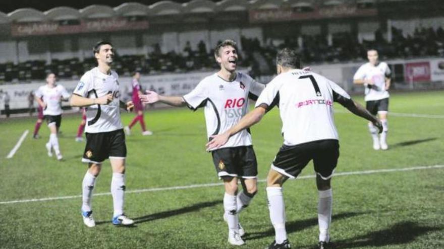 Pevida, en el centro, celebra el primer tanto mierense con Aitor, a la derecha, y Nacho Calvillo.