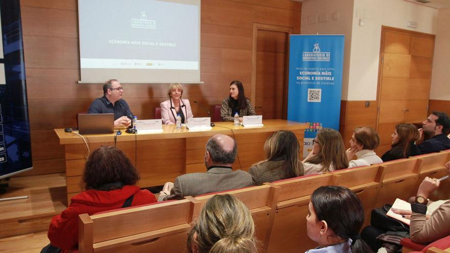 Laboratorio de Ideas celebrado en la CEO. En la mesa, Daniel Diéguez, conductor de esta cita, la presidenta de la CEO Marisol Nóvoa y Margarita Ardao, directora xeral de Emprendemento. |   // IÑAKI OSORIO