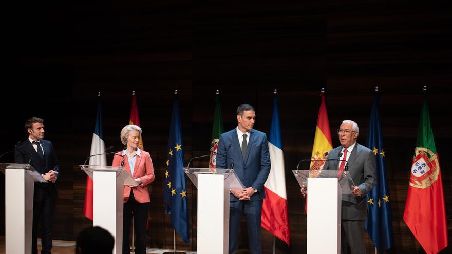 El presidente de Francia, Emmanuel Macron; la presidenta de la Comisión Europea, Ursula Von Der Leyen; el presidente del Gobierno de España, Pedro Sánchez y el primer ministro de Portugal, Antonio Costa.