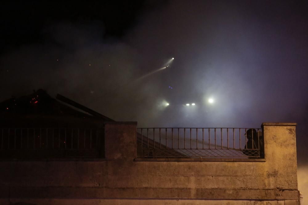 Un fuego destruye el chalé de los García Pola, uno de los tesoros indianos de Avilés.