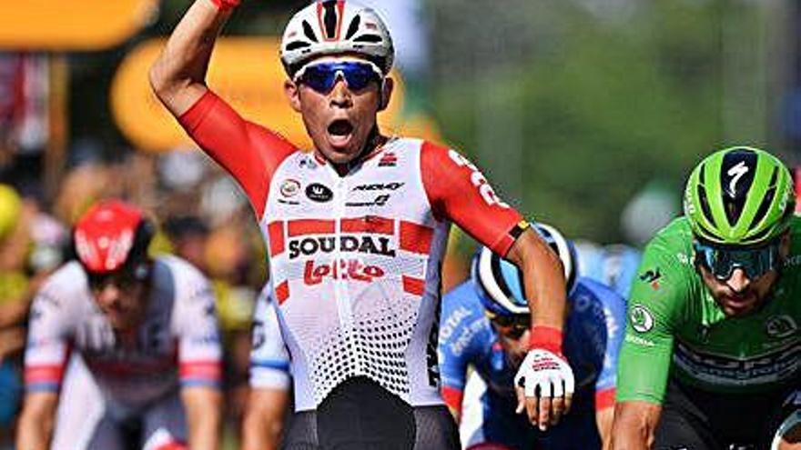 Celebración de la victoria de etapa de Caleb Ewan.