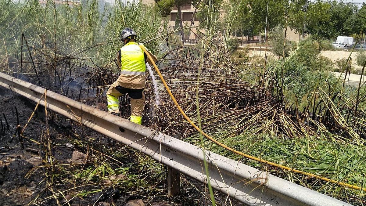 Un bombero de Murcia trabaja en un incendio de cañas y matorral (FOTO DE ARCHIVO)
