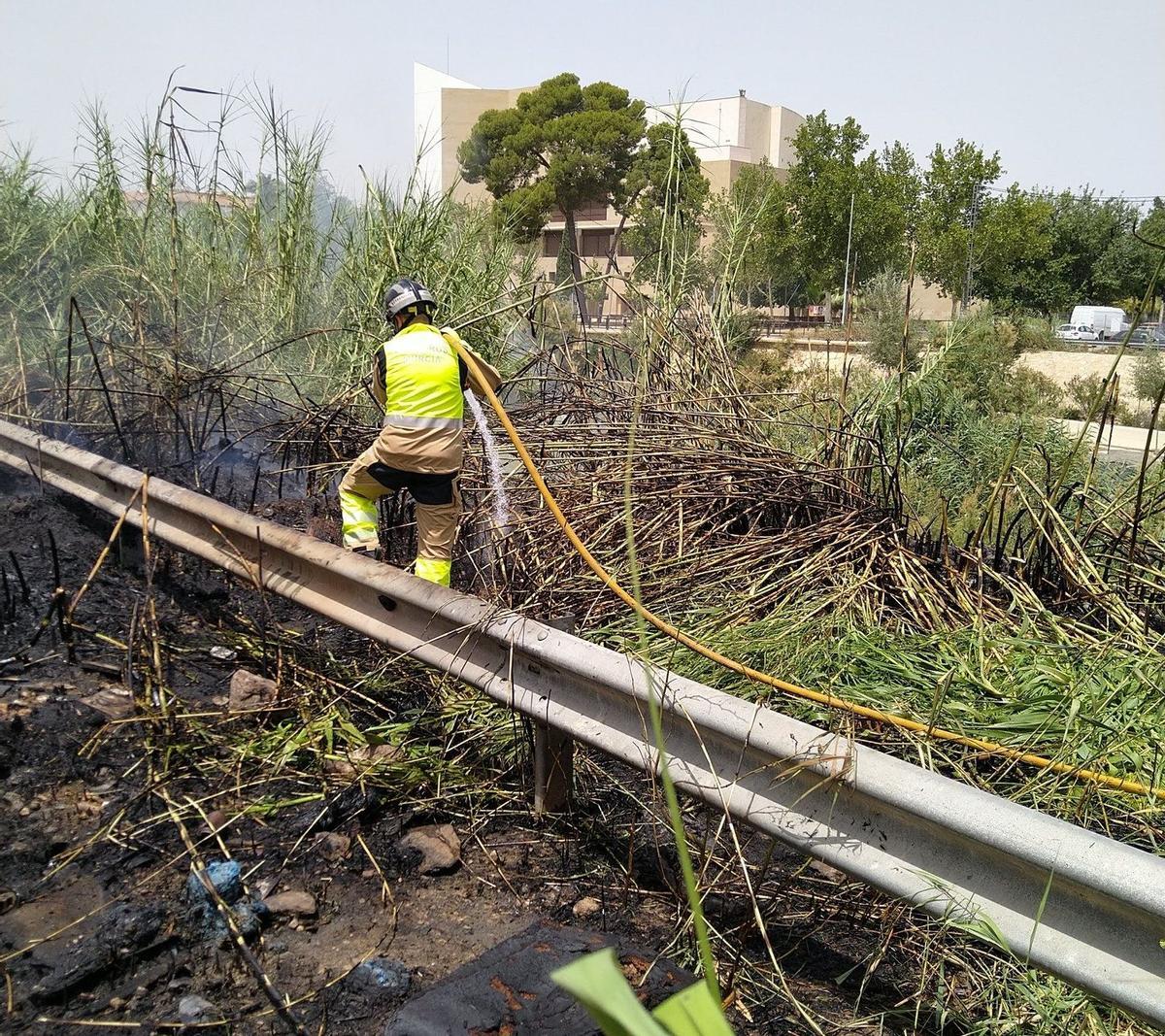 Un bombero de Murcia trabaja en un incendio de cañas y matorral (FOTO DE ARCHIVO)