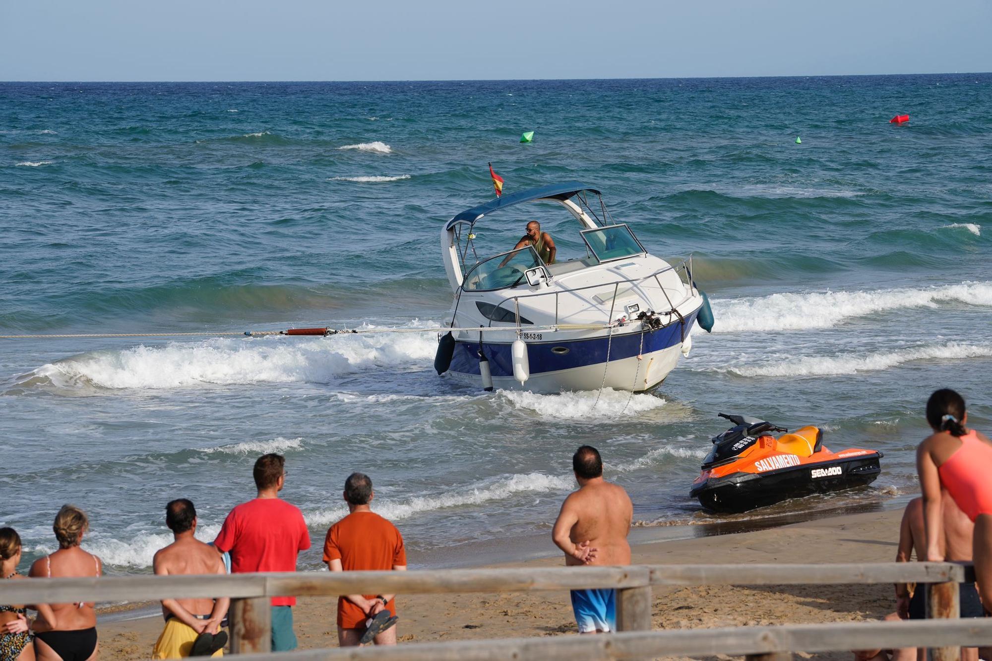 Una embarcación se queda encallada en una playa de Arenales del Sol